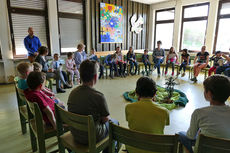 Kinderkarfreitagsliturgie im Gemeindezentrum (Foto: Karl-Franz Thiede)